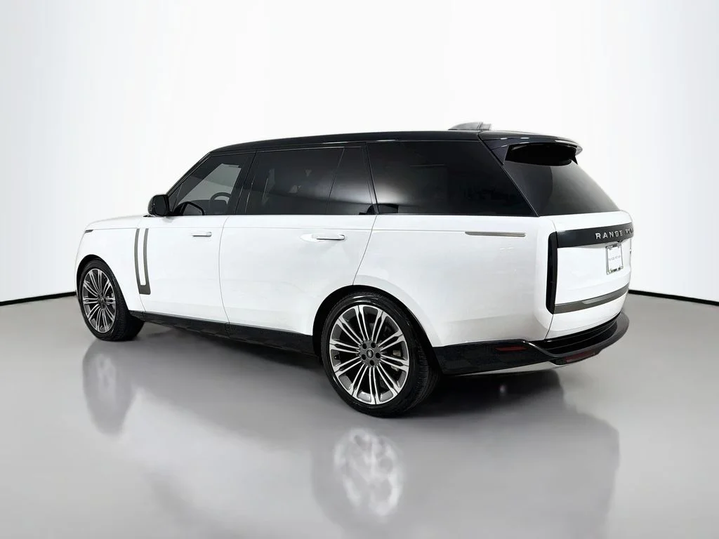 Used 2023 White Land Rover SE image 7