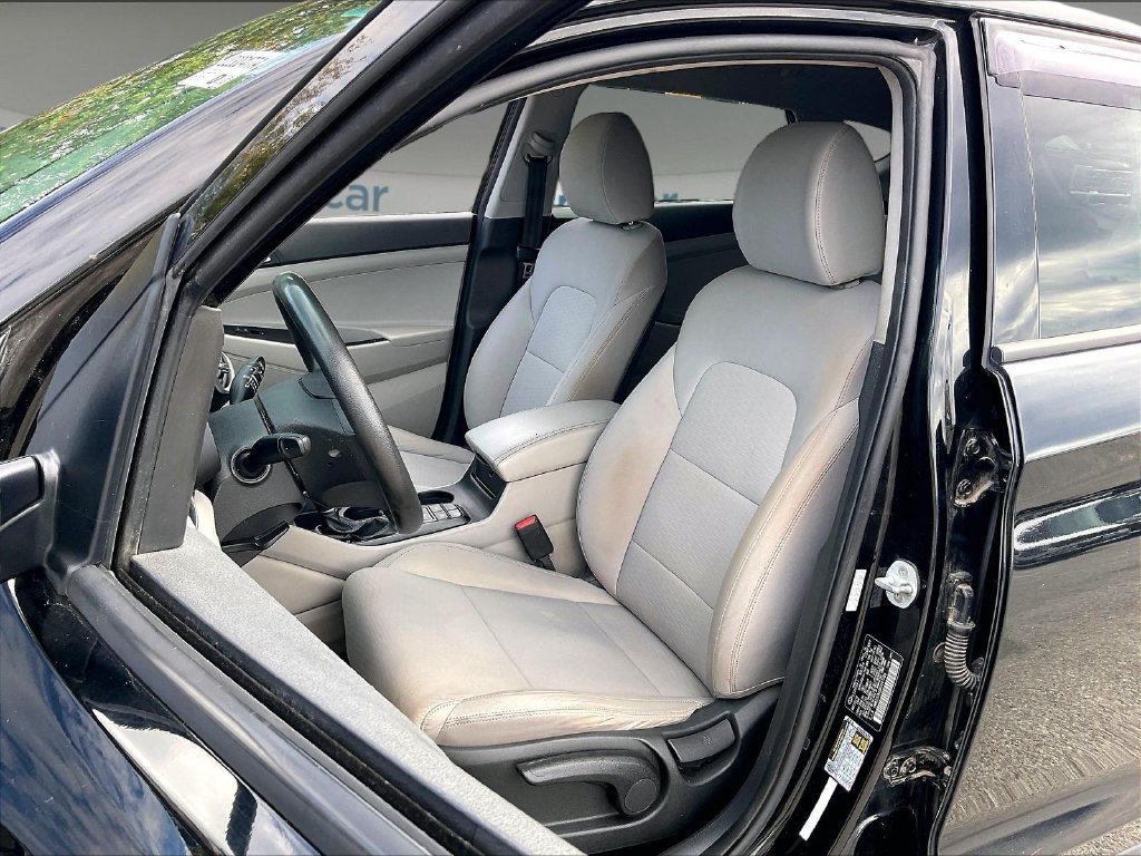Used 2019 Black Noir Pearl Hyundai SE image 9