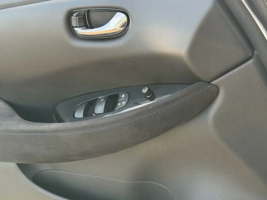 Used 2013 Silver Nissan SV image 26