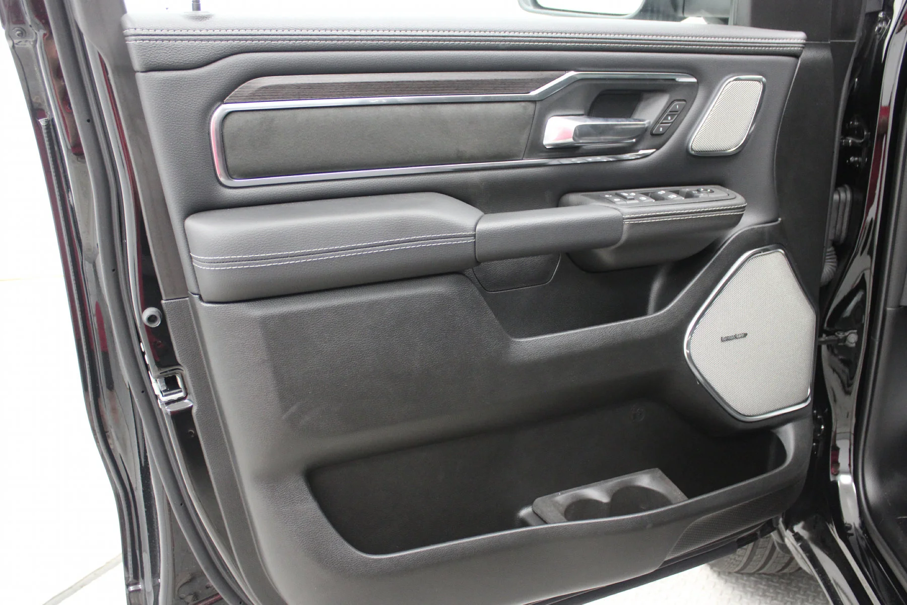 2026 RAM 1500 Laramie - Photo 15