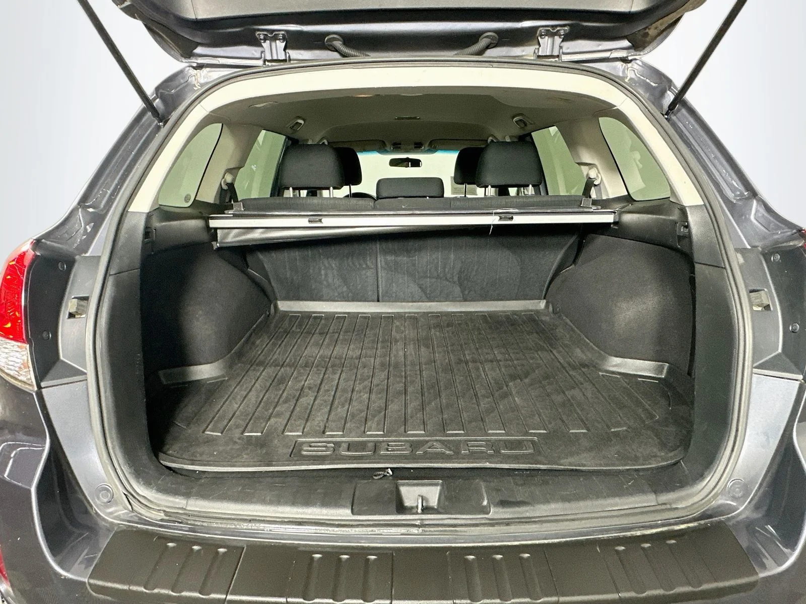Used 2014 Carbide Gray Metallic Subaru 2.5i Premium image 23