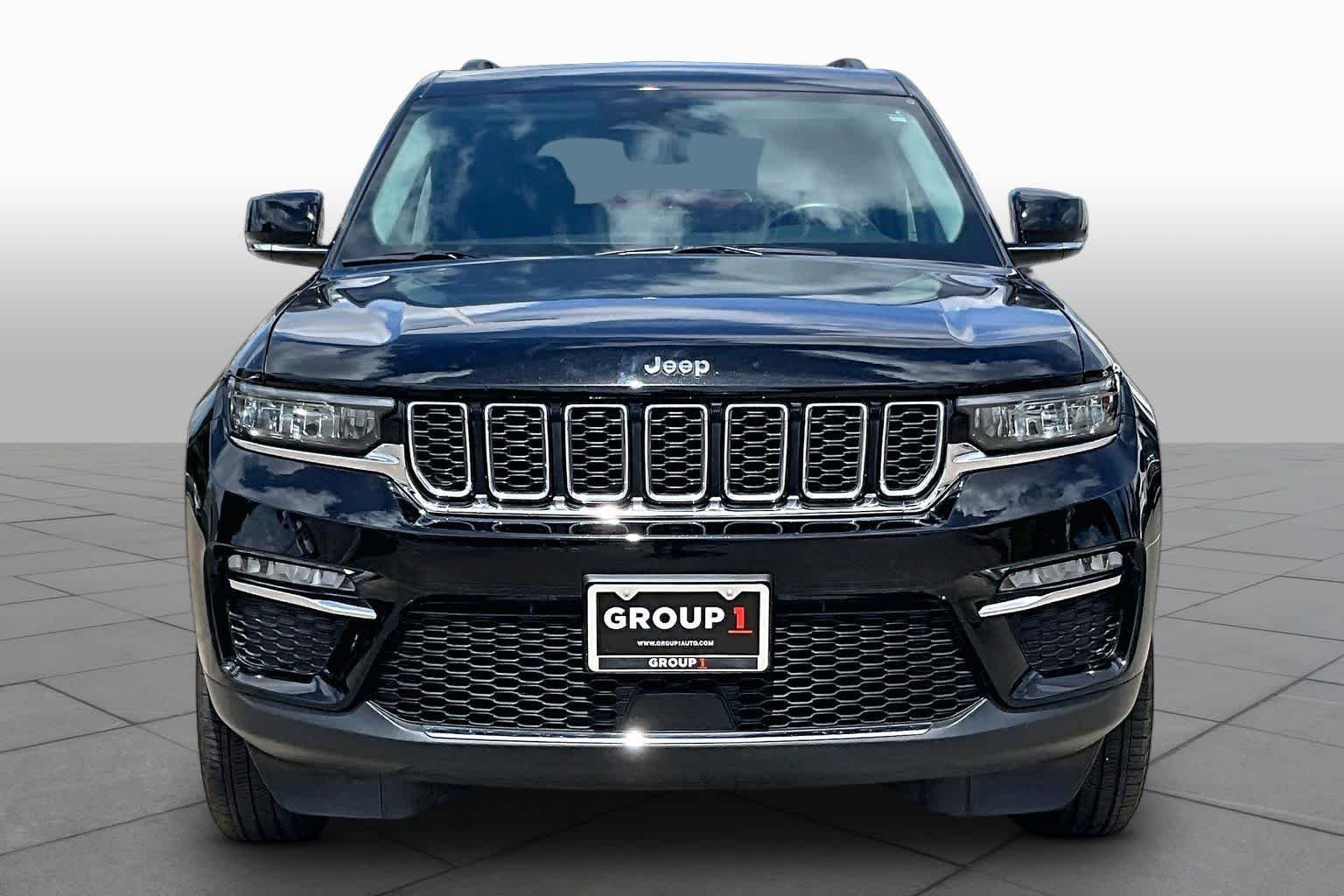 Used 2022 Diamond Black Crystal Pearlcoat Jeep Limited image 4