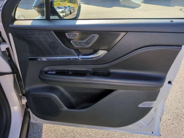 Used 2020 White Lincoln Standard image 32
