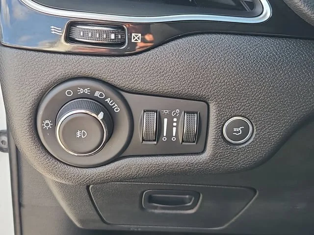 Used 2023 White Jeep Altitude Lux image 25