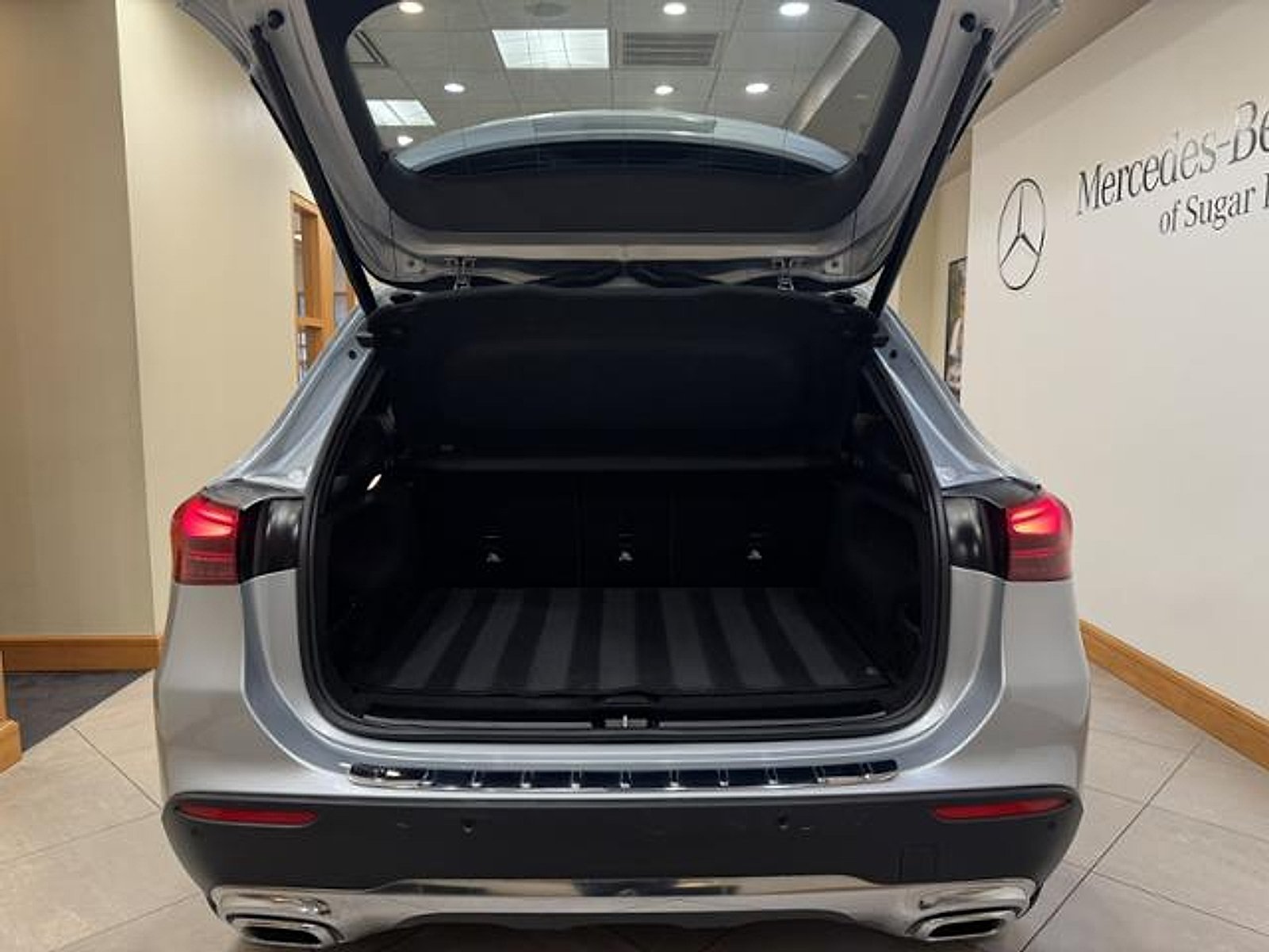 Used 2025 Cirrus Silver Metallic Mercedes-Benz 4MATIC® image 22