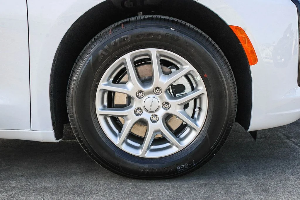 New 2027 White/off-white Chrysler Select image 11