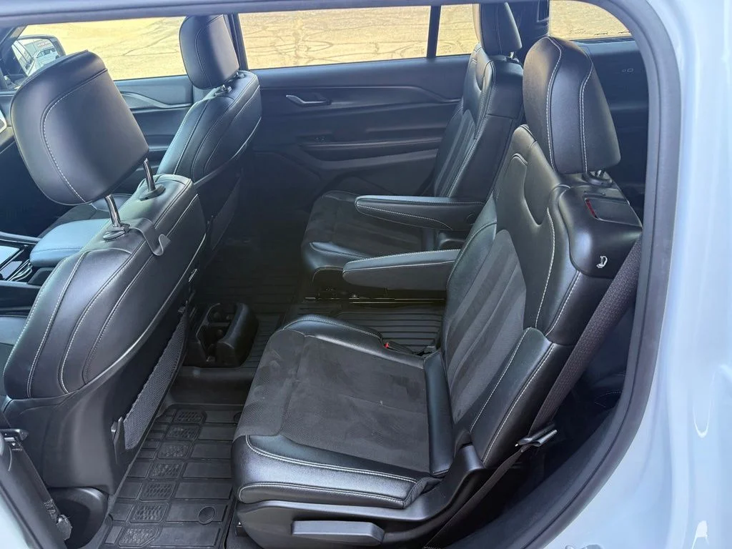 Used 2023 White Jeep Altitude image 9