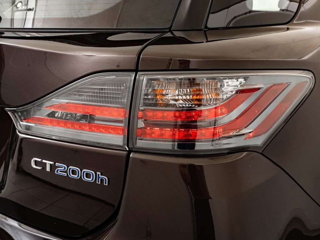 Used 2014 Pearl Lexus 200h image 9