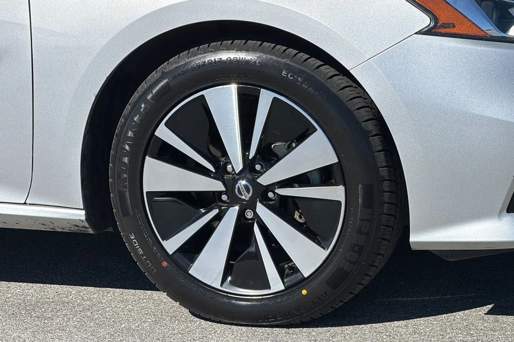 Used 2019 Brilliant Silver Metallic Nissan 2.5 SV image 27