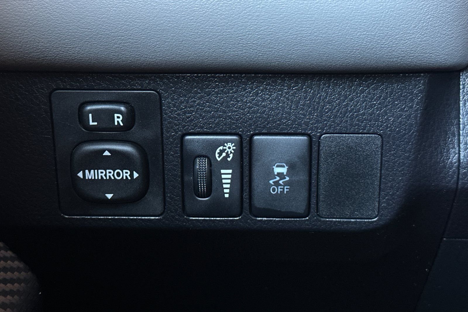 Used 2015 White Toyota XLE image 33