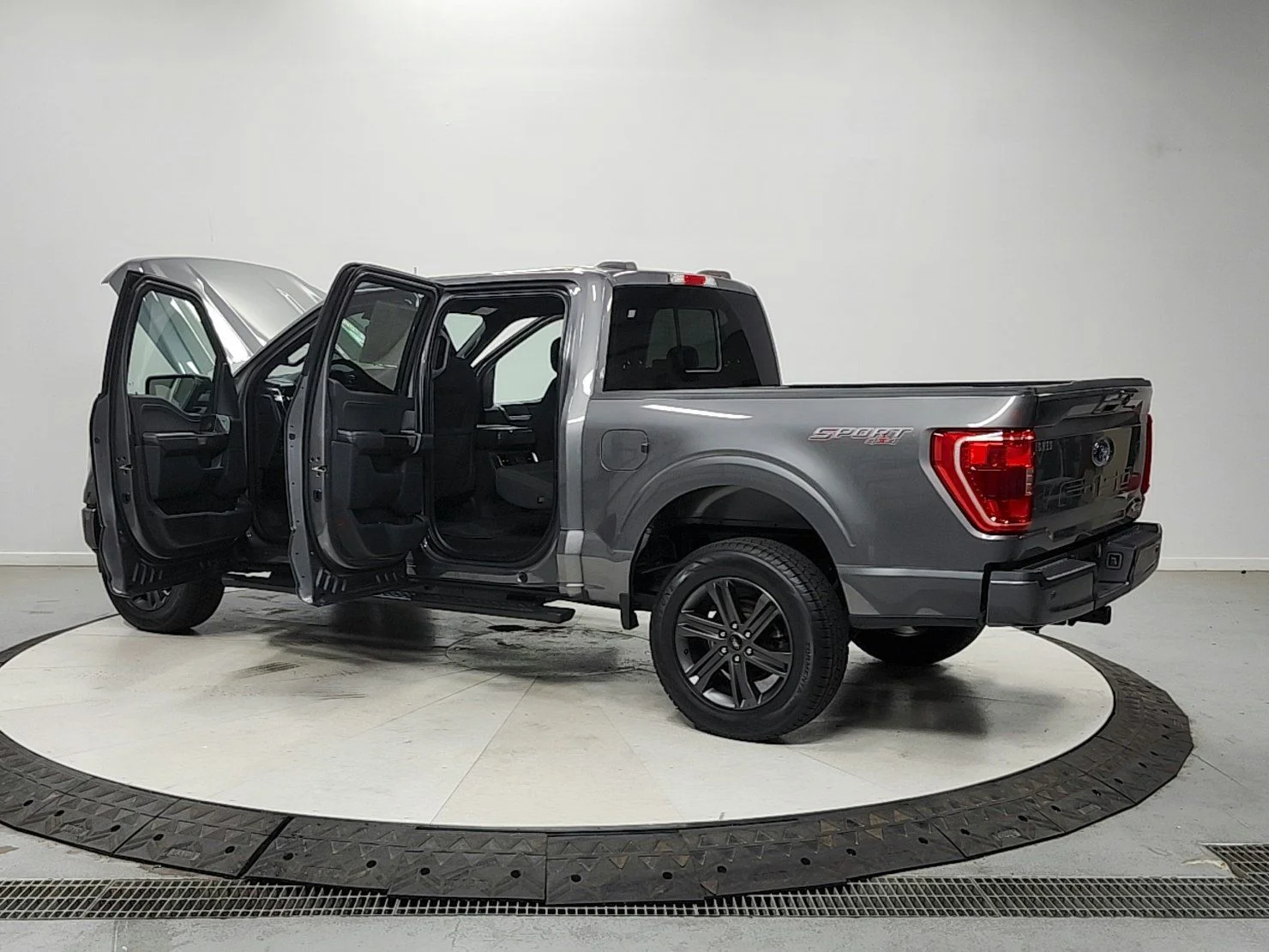 Used 2023 Gray Metallic Ford XLT image 13