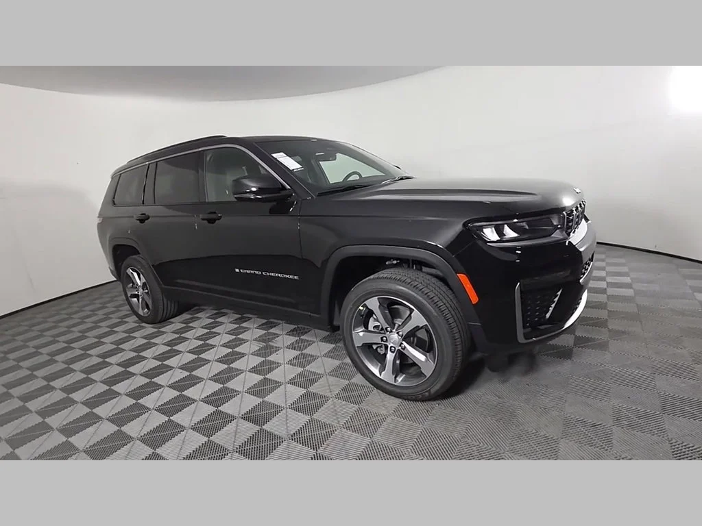 New 2026 Diamond Black Crystal Pearl-Coat Exterior Paint Jeep Limited image 42