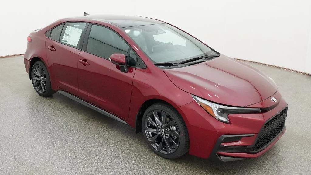 New 2026 Ruby Flare Pearl with Midnight Black Metallic roof Toyota SE image 3