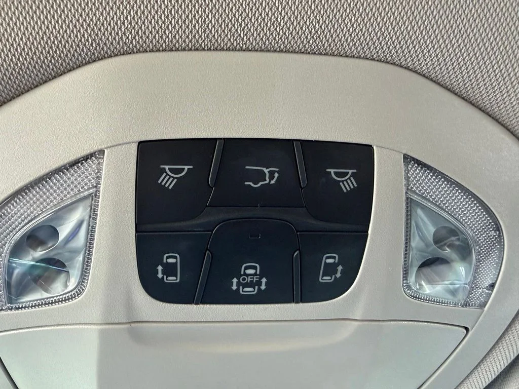 Used 2023 Silver Mist Clearcoat Chrysler Touring L image 24