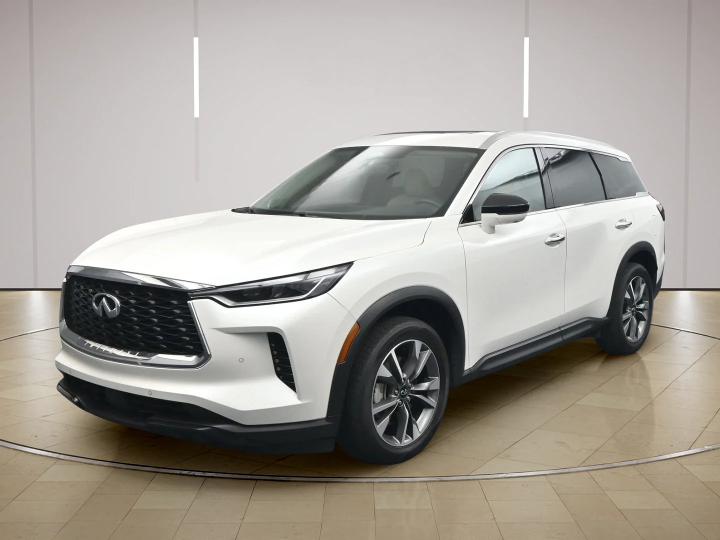 Certified Used 2025 Majestic White INFINITI LUXE image 3