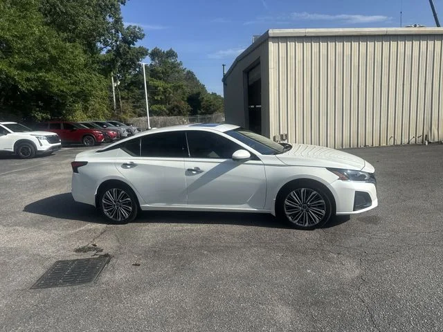 Used 2025 White Nissan 2.5 SL image 4