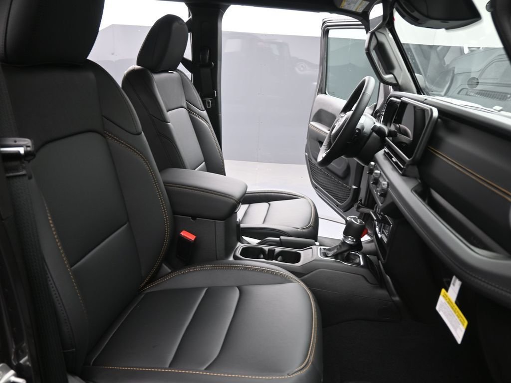 New 2026 Granite Crystal Metallic Clearcoat Jeep Sahara image 27