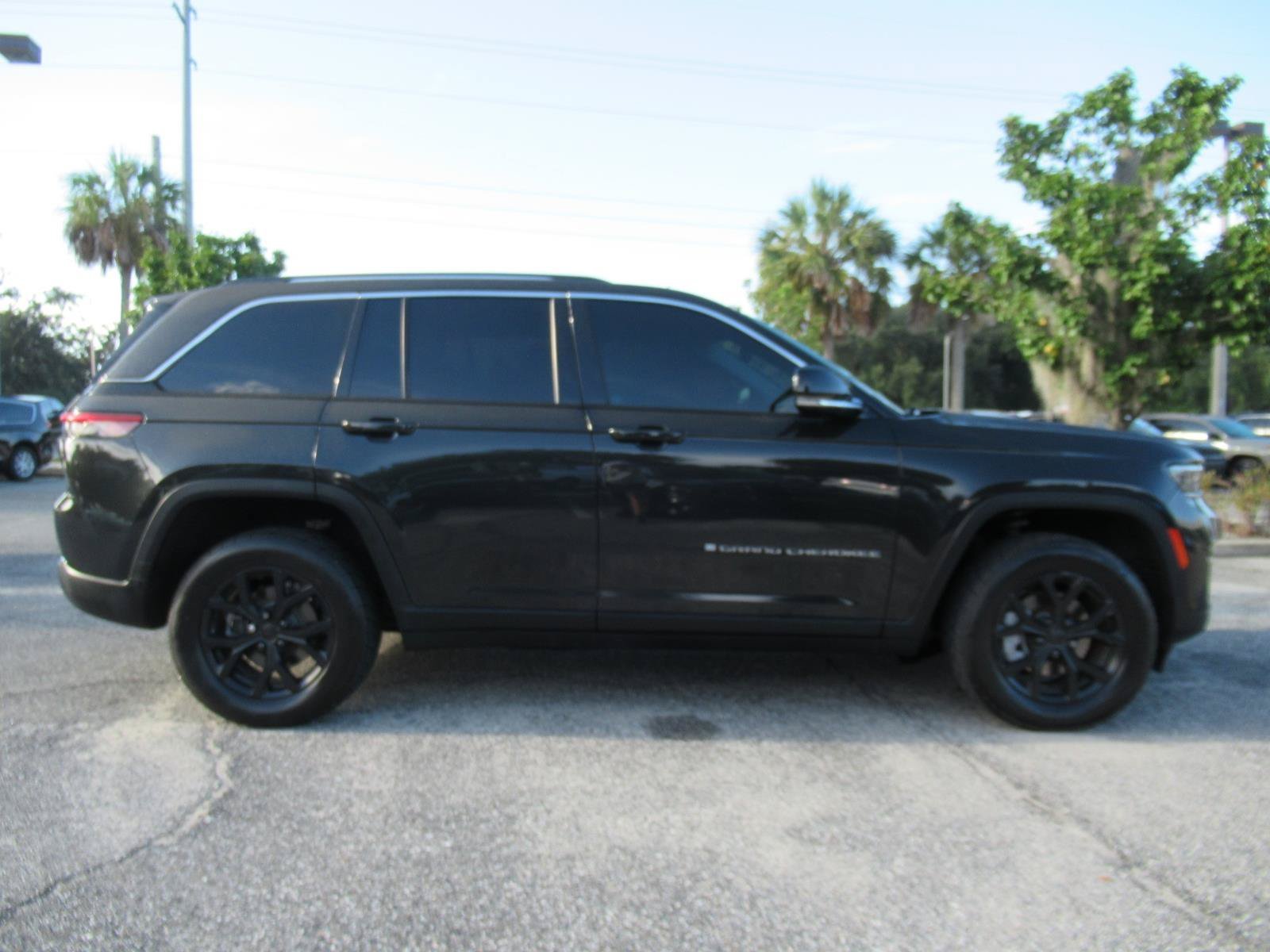 Used 2023  Jeep Limited image 2