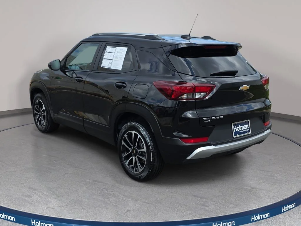 Certified Used 2025 Mosaic Black Metallic Chevrolet LT image 7