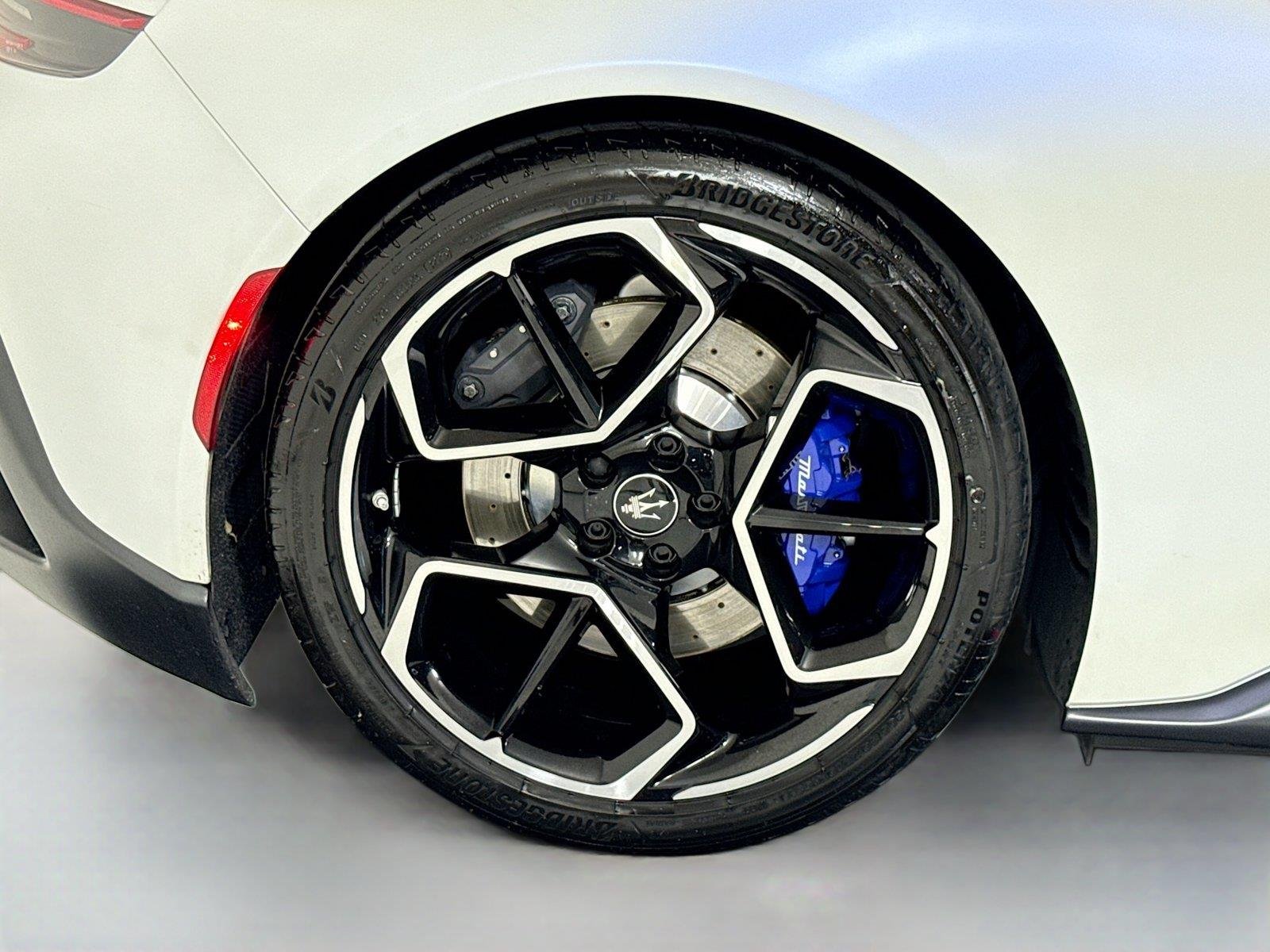 Used 2023 Bianco Solid Maserati  image 36