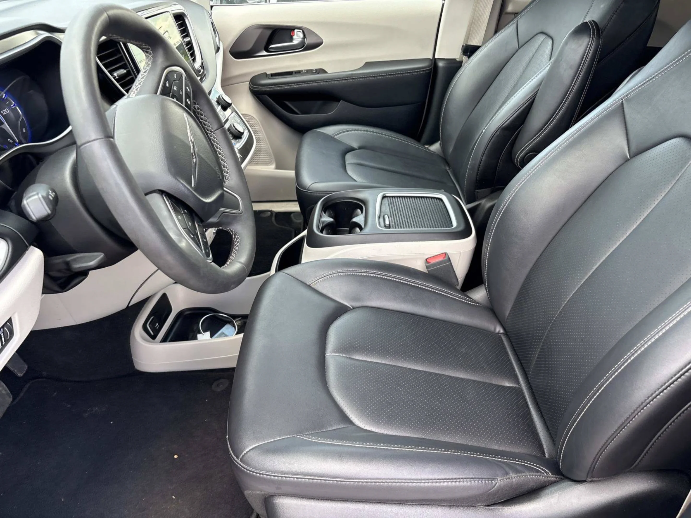 Used 2024 Silver Mist Clearcoat Chrysler Touring L image 23