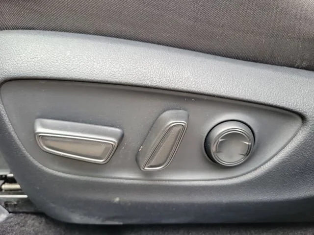 2025 Toyota RAV4 XLE - Photo 19