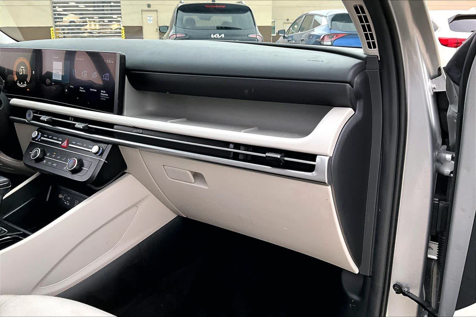 Used 2025 Shimmering Silver Hyundai SE image 17