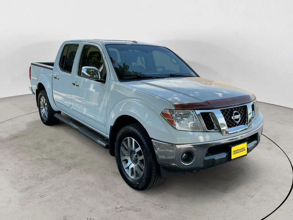 Used 2013 White Nissan SL image 3
