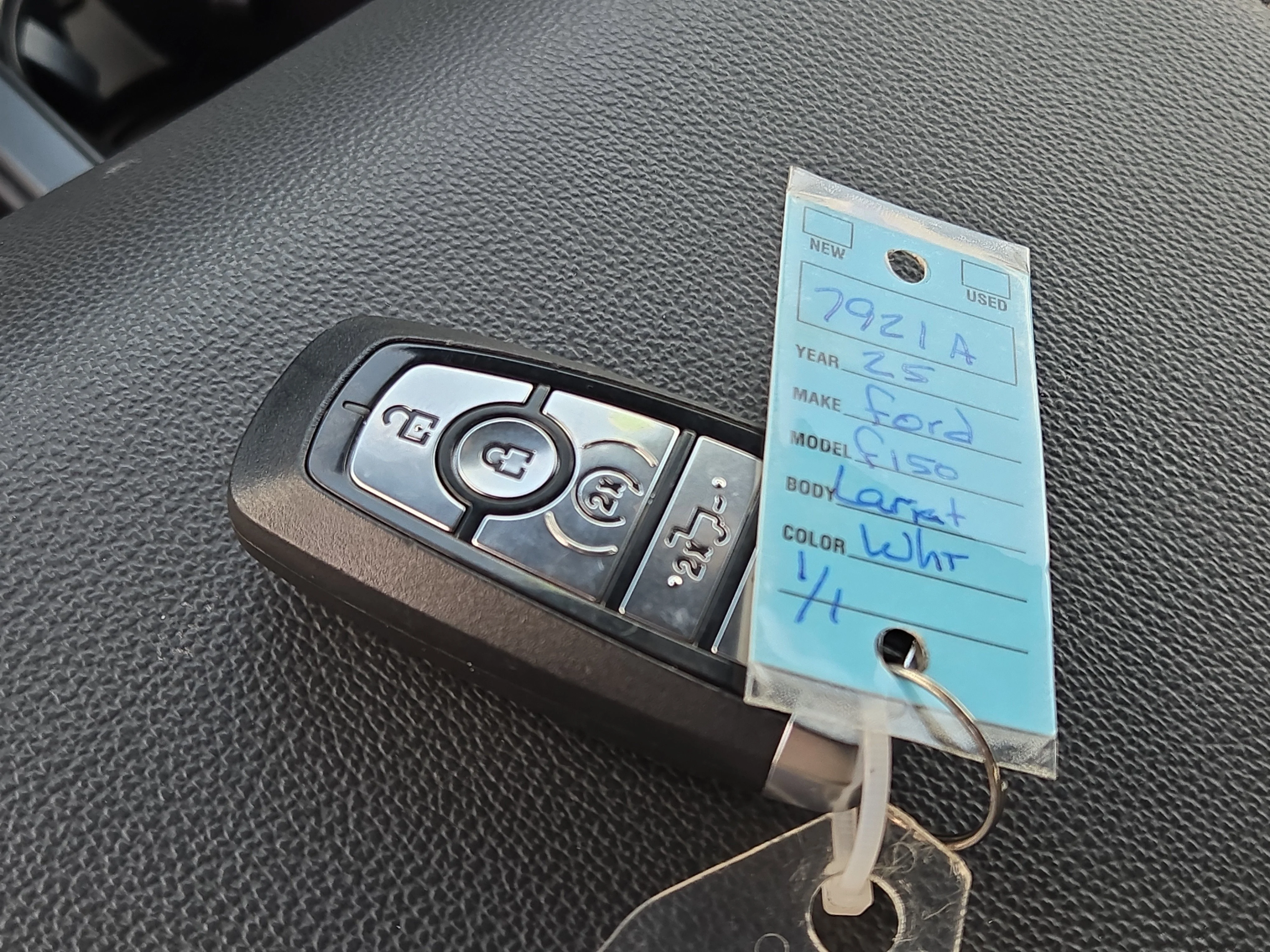 Used 2025 Oxford White Ford LARIAT image 29