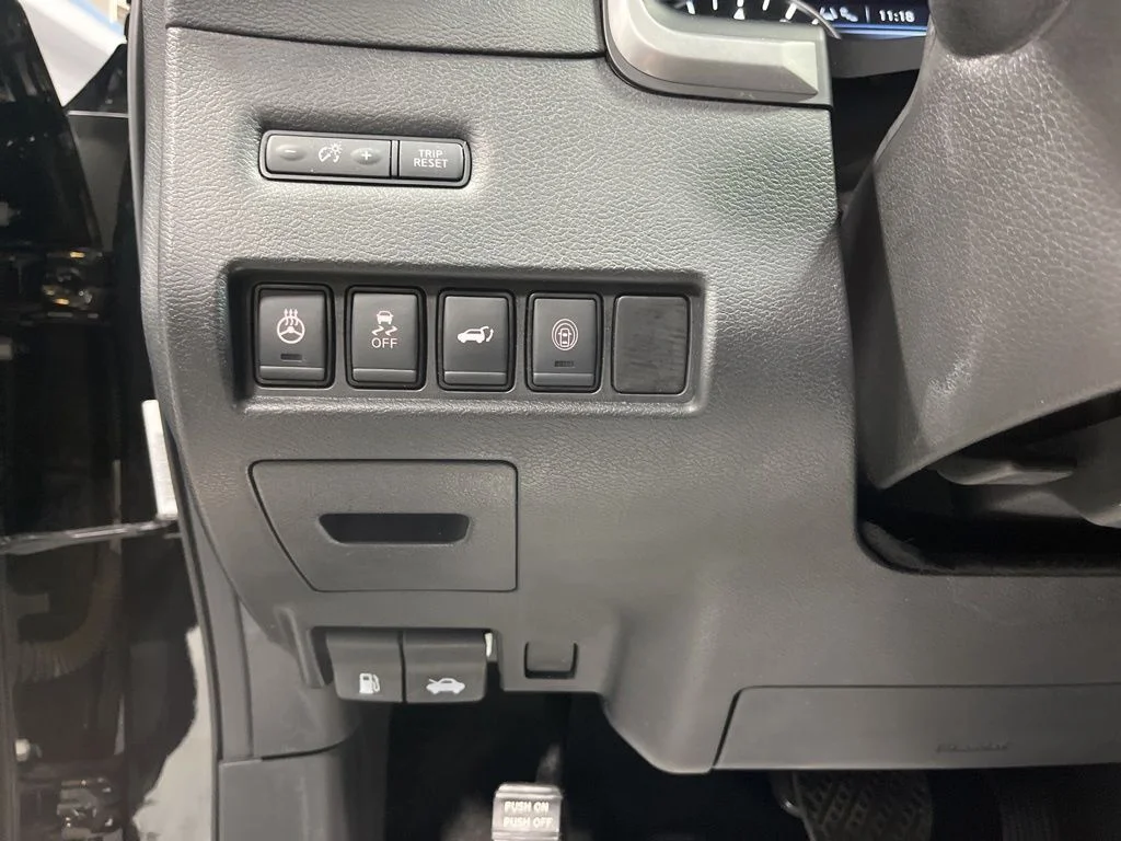 Used 2020 Super Black Metallic Nissan SL image 13