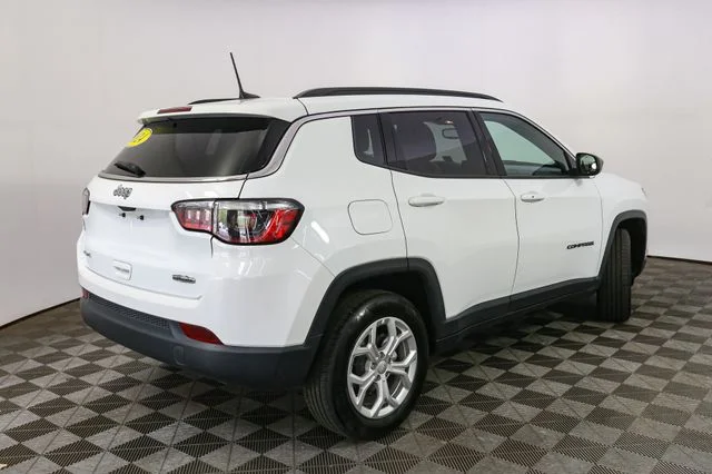 Used 2024 White Jeep Latitude image 12