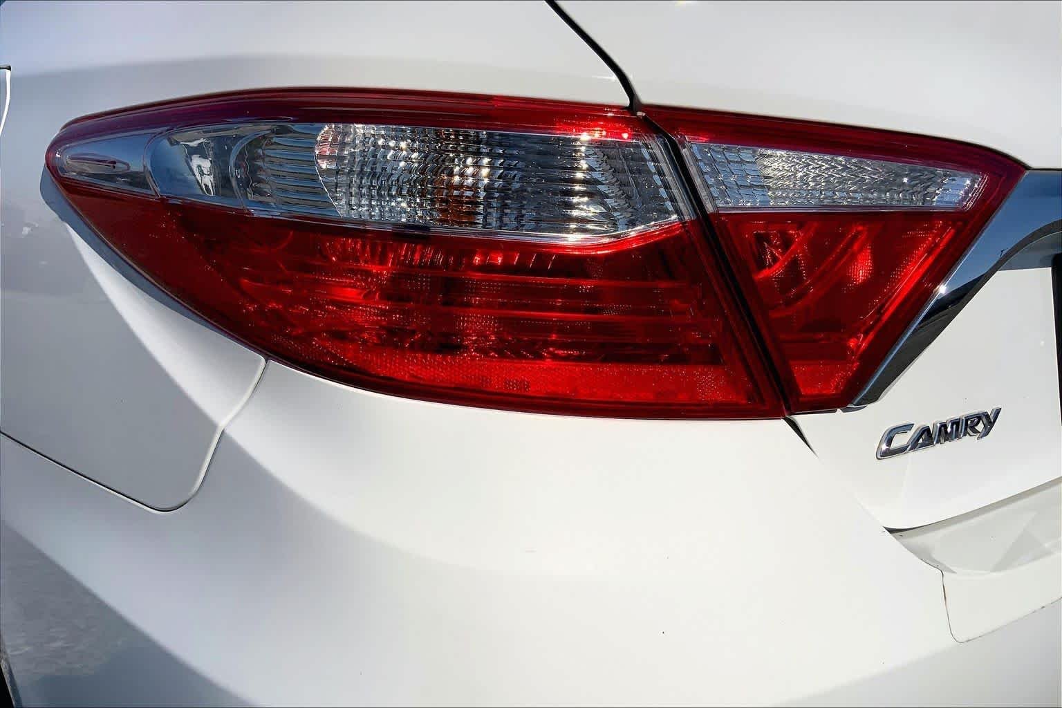 Used 2016 Super White Toyota XLE image 28