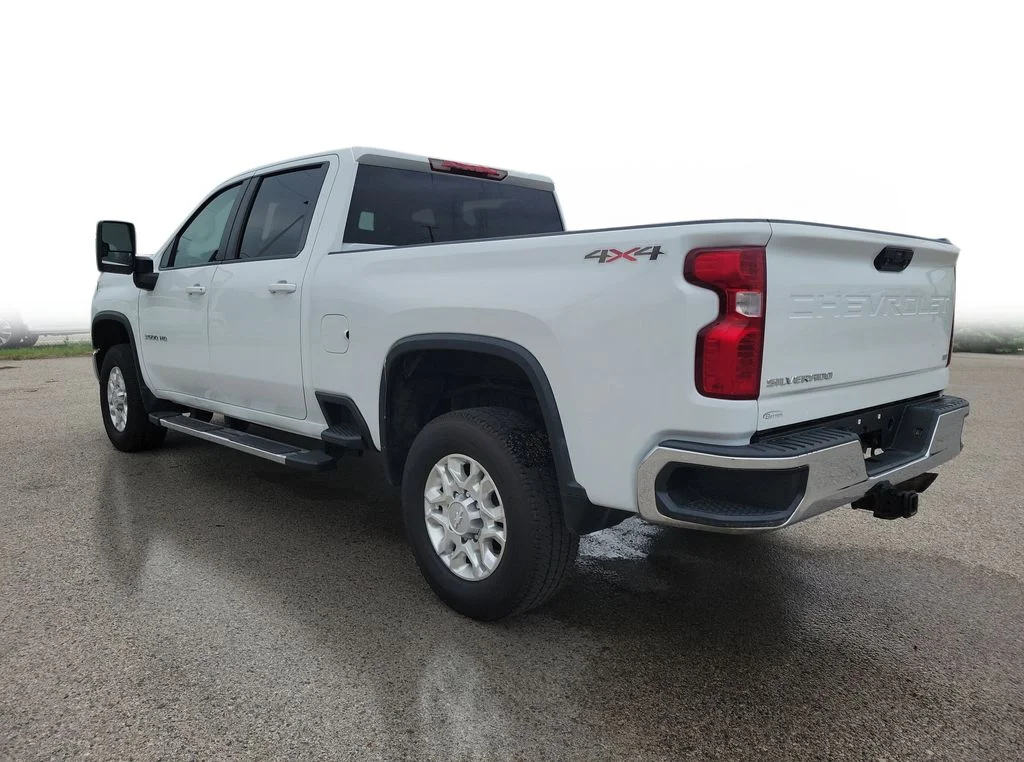 Used 2020  Chevrolet LT image 3