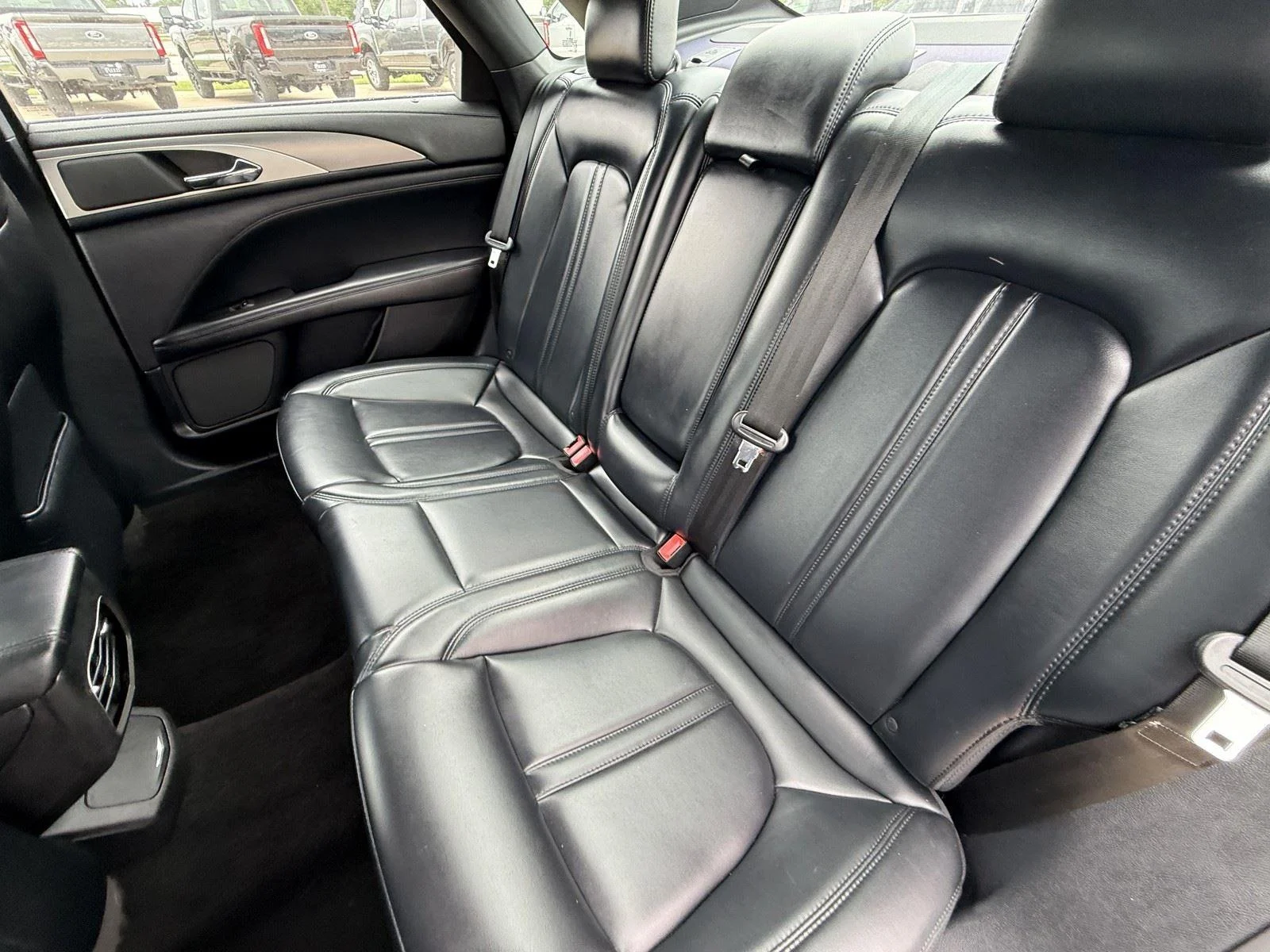 Used 2017  LINCOLN PREMIERE FWD image 26