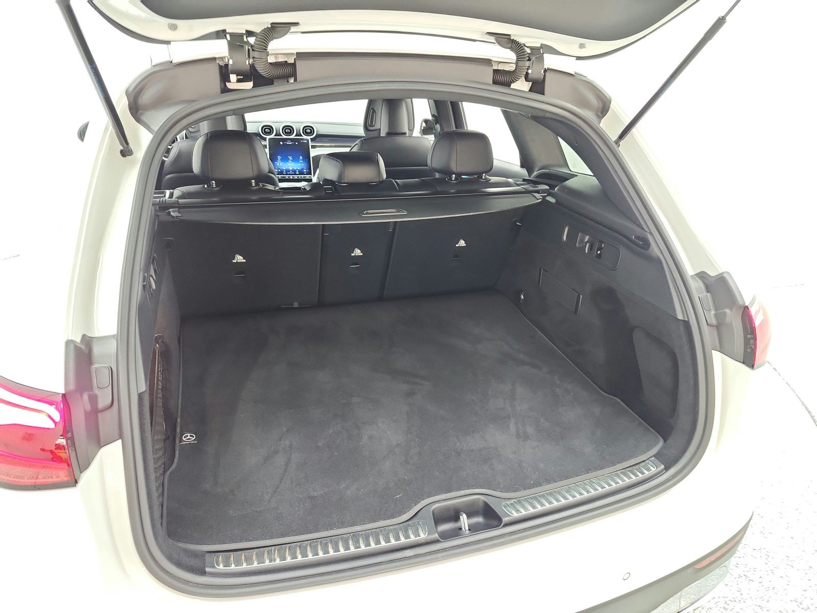 Certified Used 2024 Polar White Mercedes-Benz GLC 300 SUV image 21