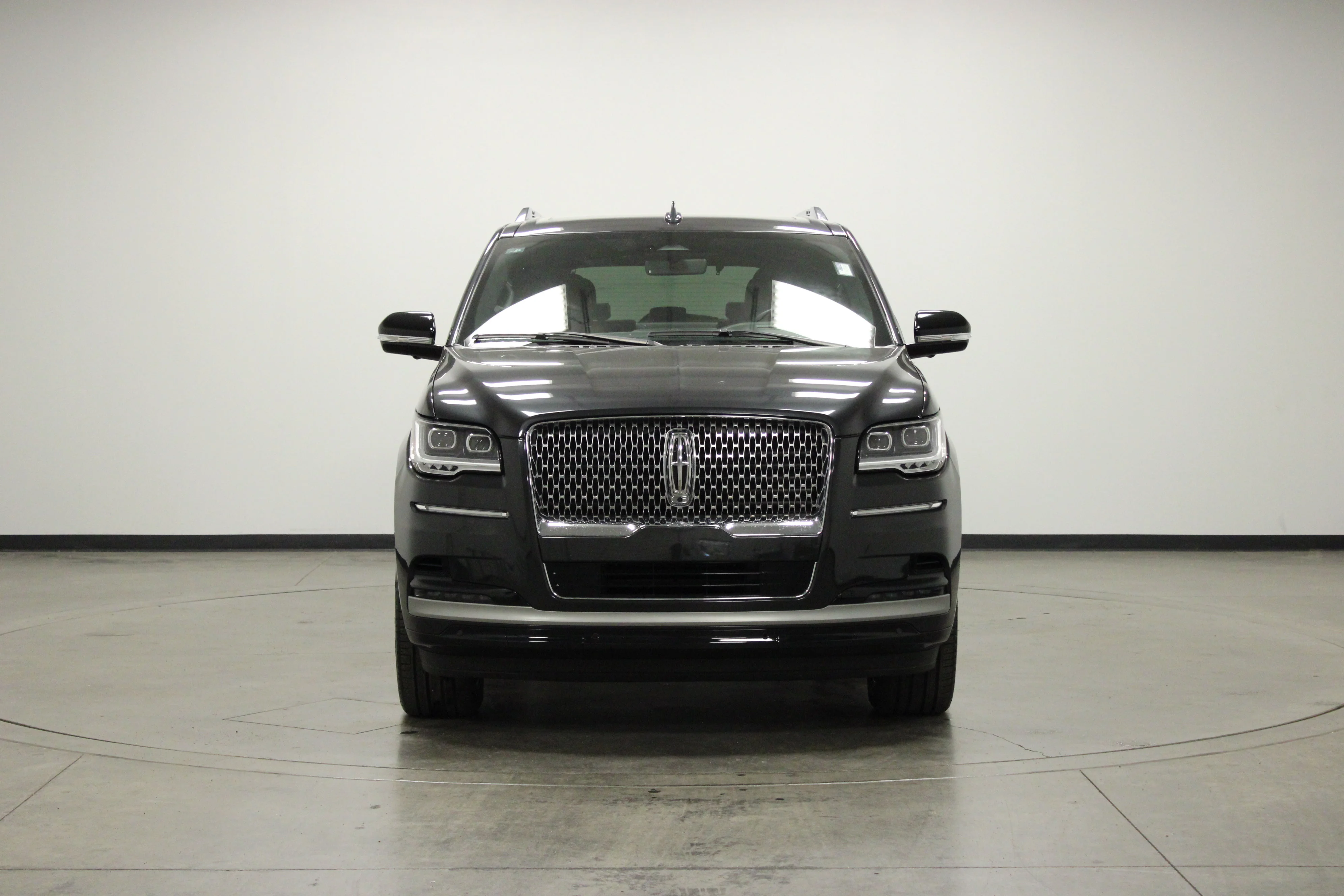 Used 2024 Gray Metallic Lincoln Reserve image 3