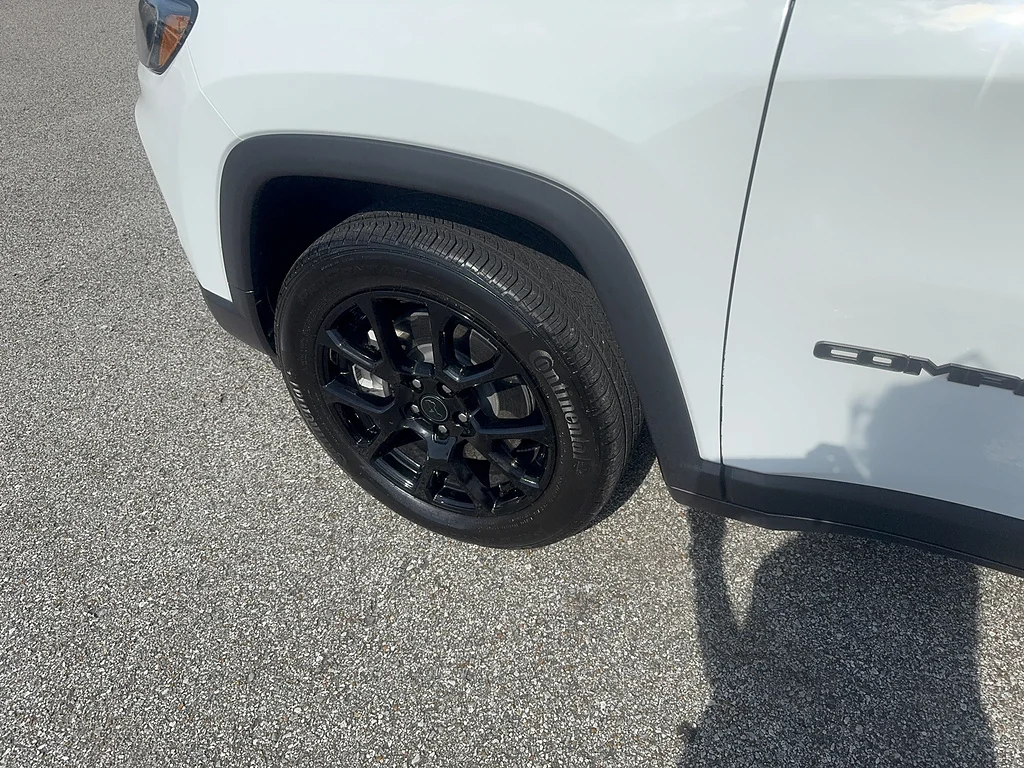 Used 2025 Bright White Clear Coat Jeep Latitude image 14
