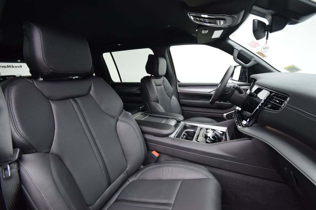 New 2026 High Gloss Black Exterior Paint Jeep Limited Altitude image 17