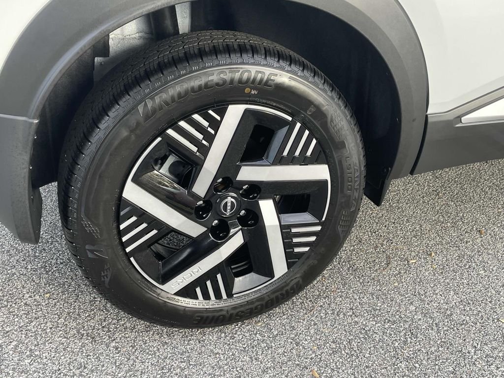 New 2026 Aspen White TriCoat / Super Black Two-tone Nissan SV image 7