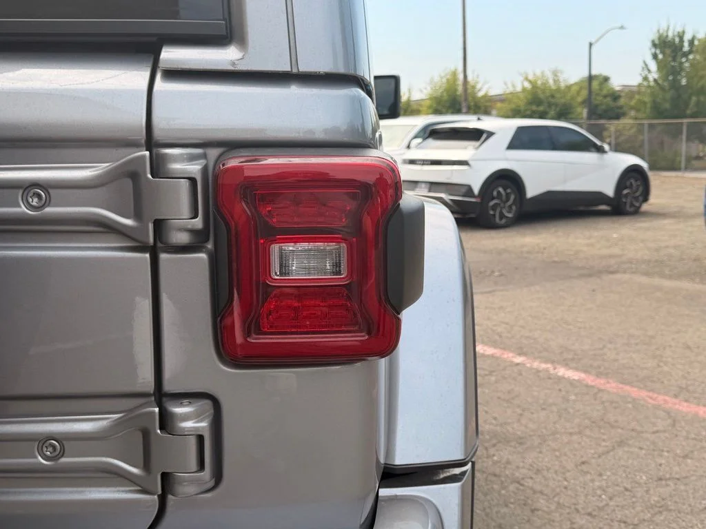 Used 2021 Billet Silver Metallic Clearcoat Jeep Unlimited Sahara High Altitude image 7