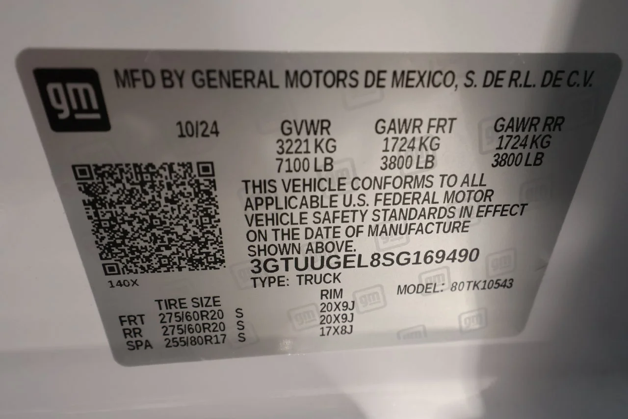 Used 2025 White Frost Tricoat GMC Denali image 34