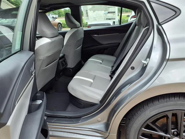 2025 Toyota Camry SE - Photo 17