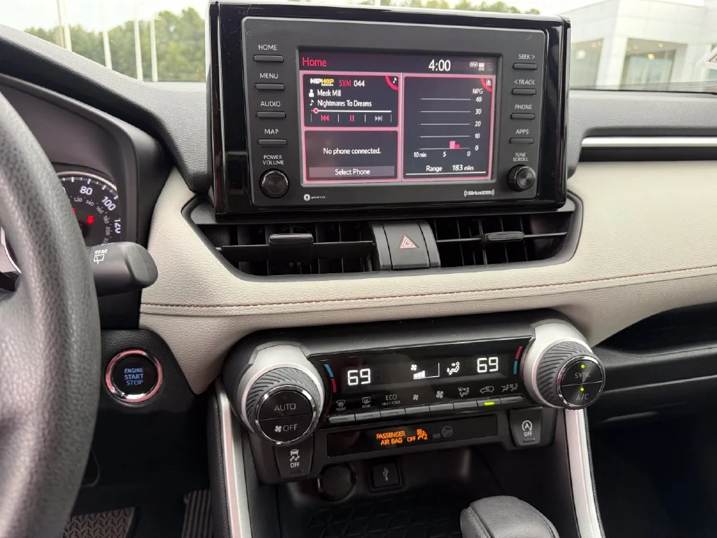 Used 2020 White Toyota XLE image 10