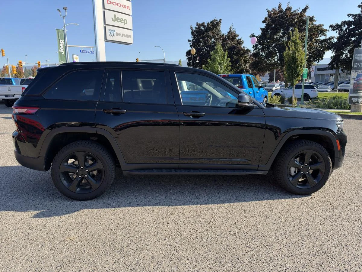 Used 2024 Black Jeep Limited image 9