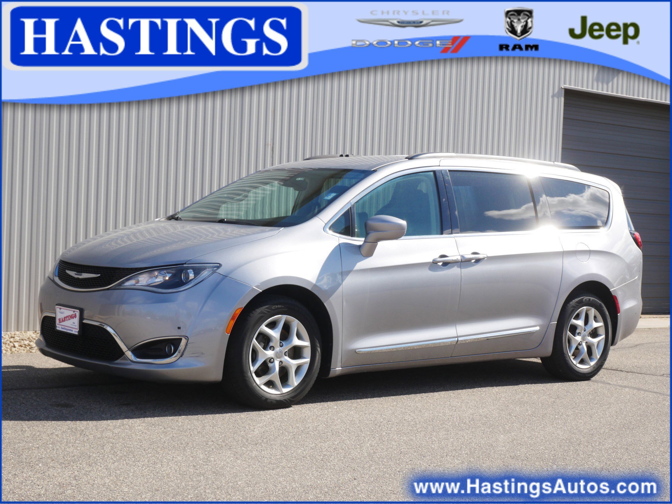 2017 Chrysler Pacifica Touring-L's photo
