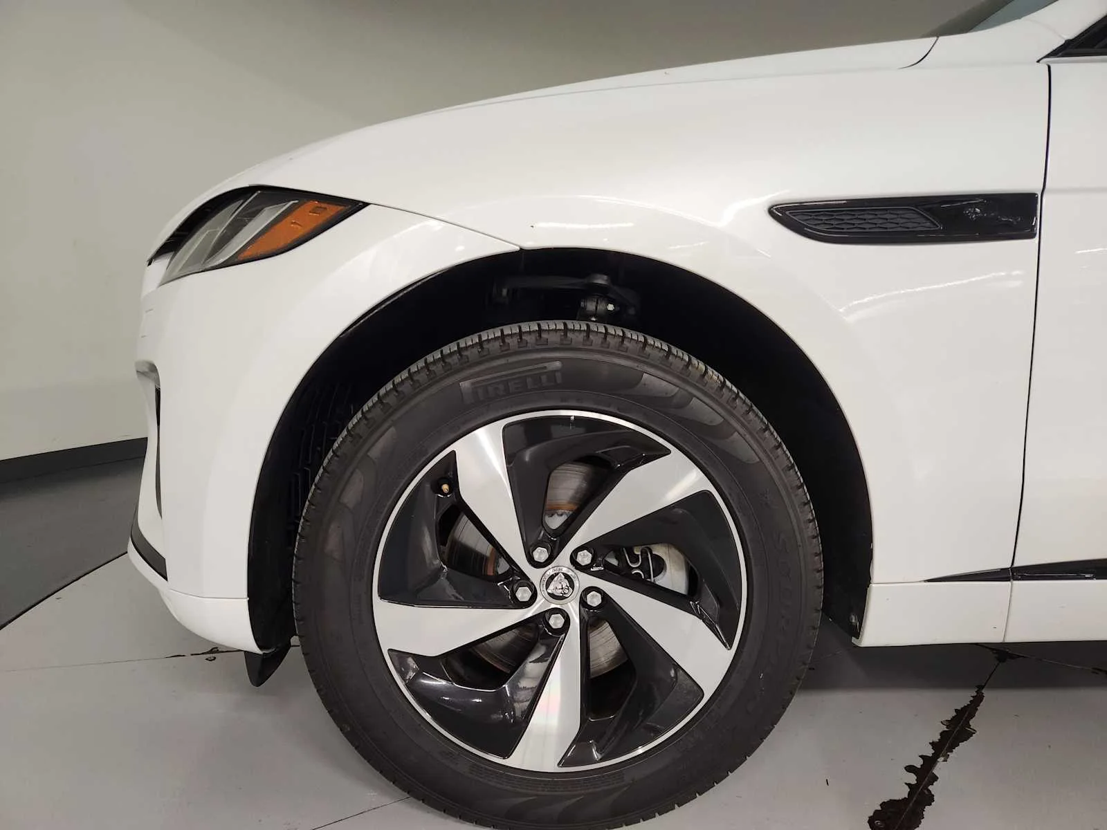 Used 2025 Ostuni Pearl White Metallic Jaguar R-Dynamic S image 19
