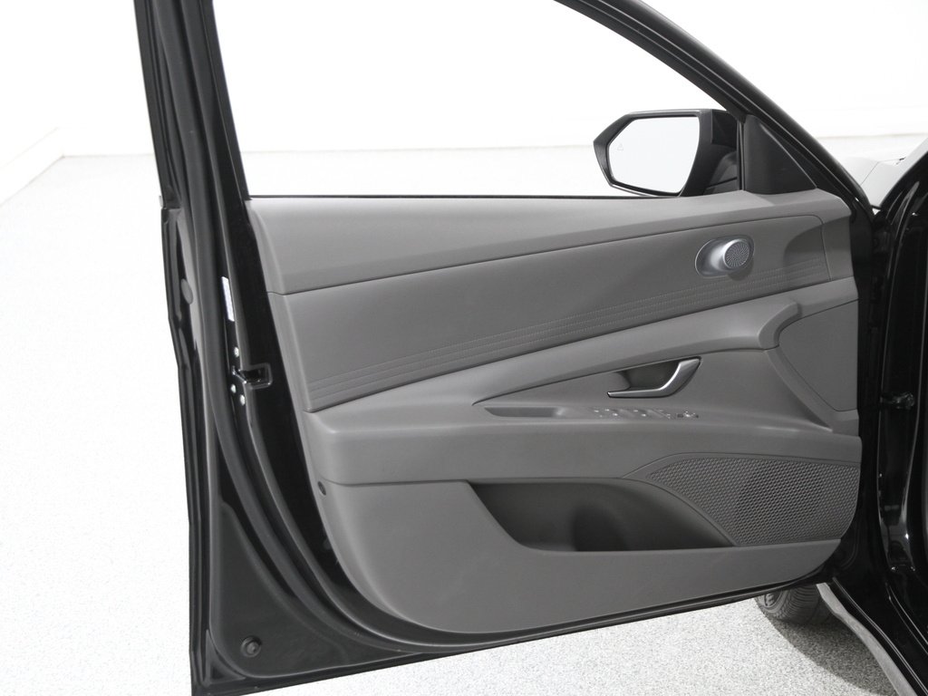 2023 Hyundai Elantra SEL photo 4