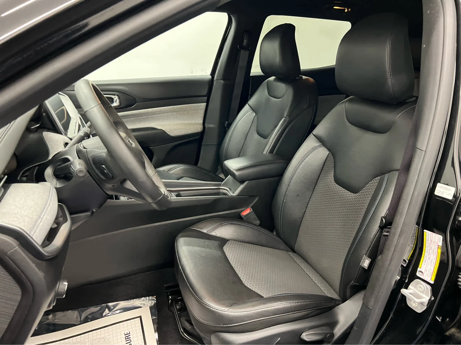 Used 2024 Diamond Black Crystal Pearlcoat Jeep Latitude image 4