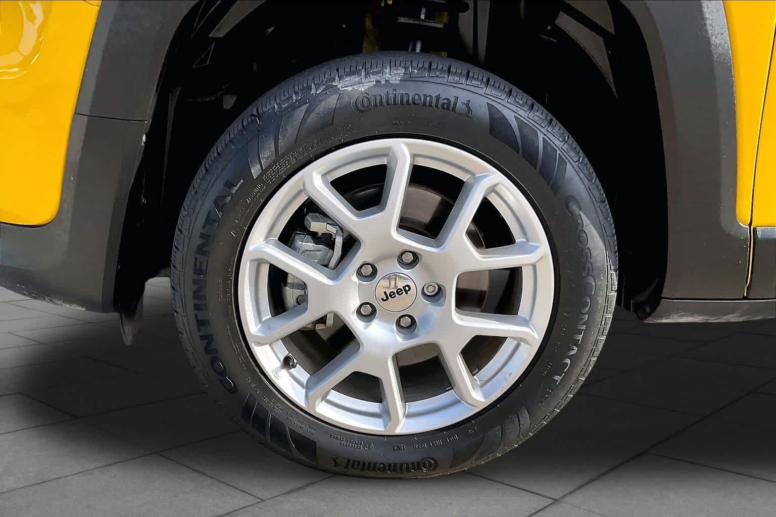 Used 2023 Solar Yellow Clearcoat Jeep Latitude image 11