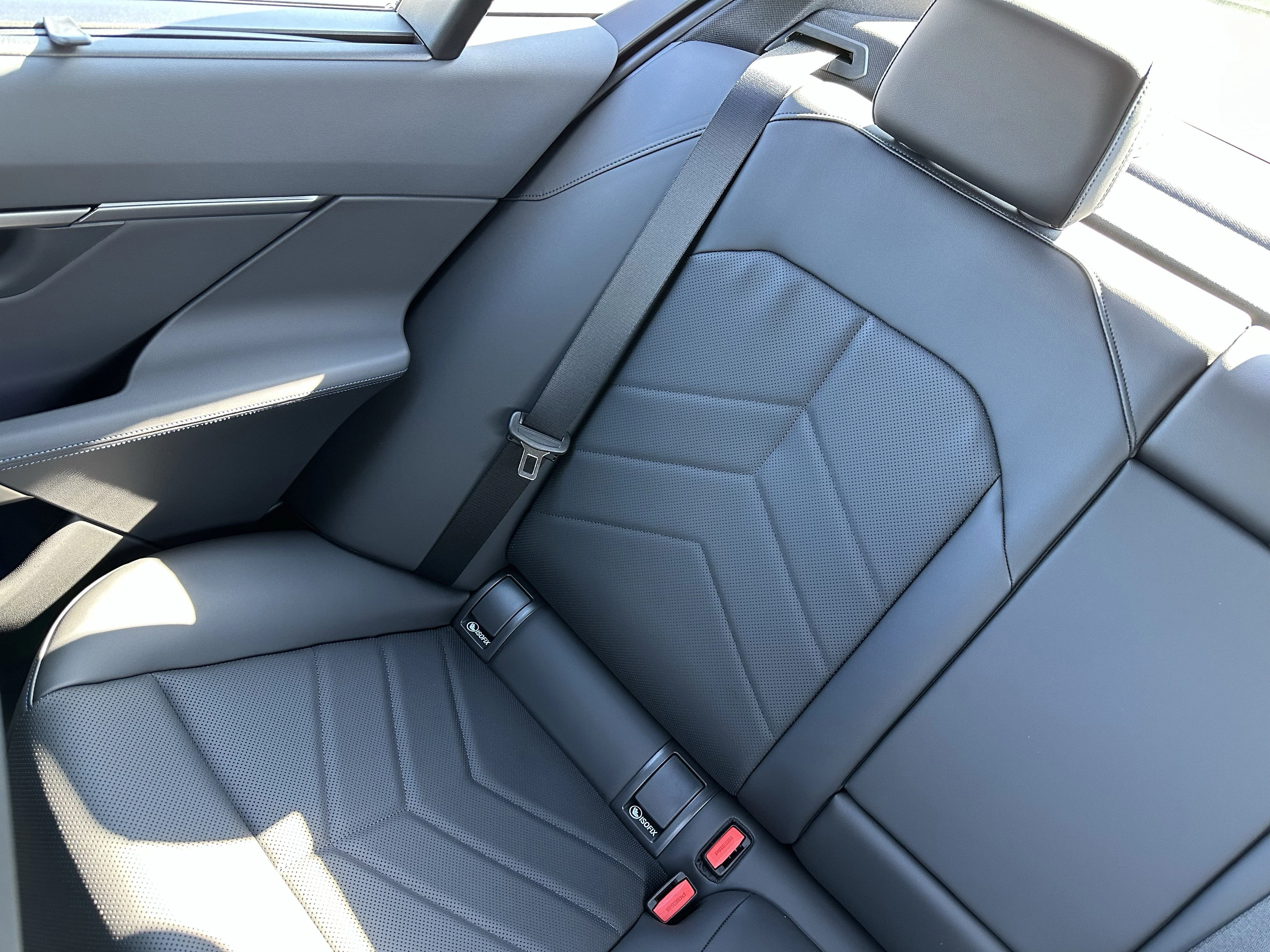 New 2026 Tanzanite Blue II Metallic BMW 550e xDrive image 17